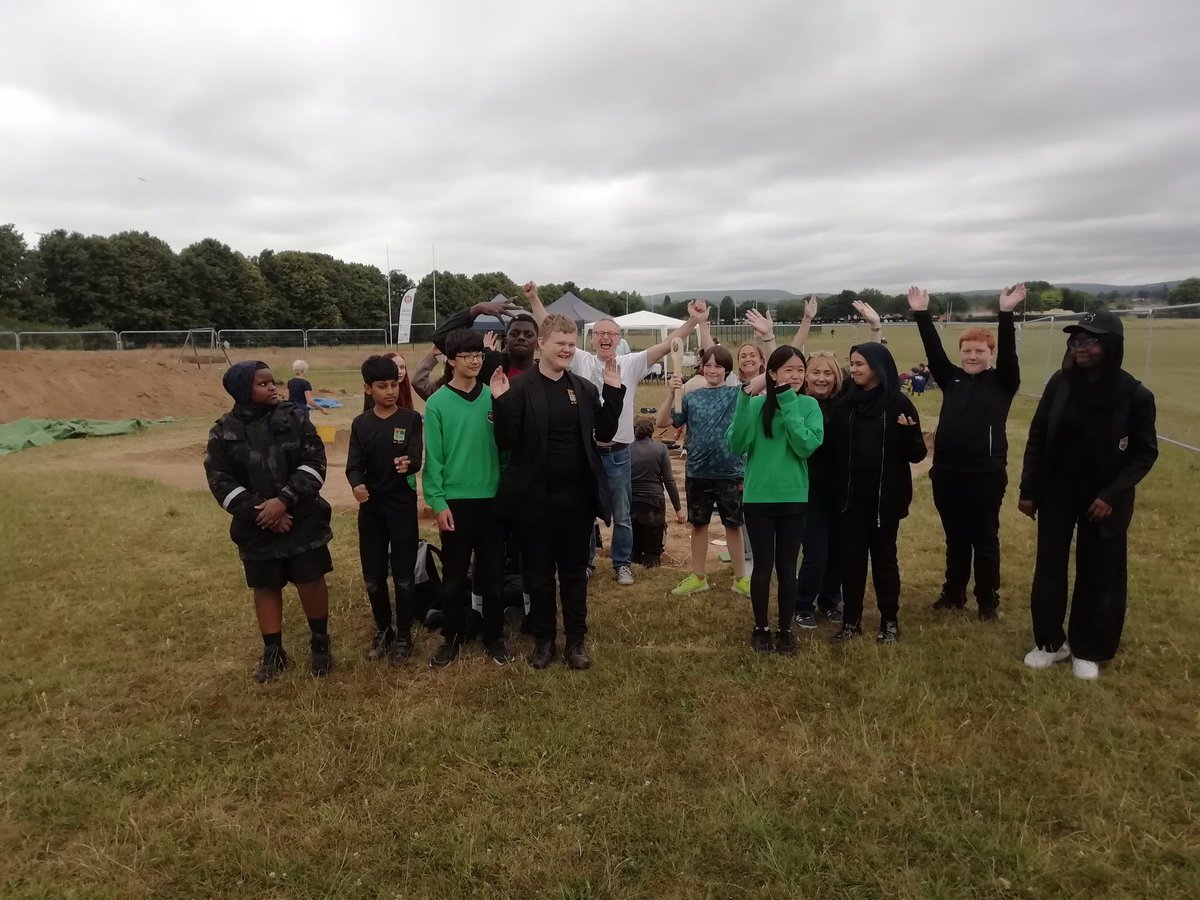 1/ We had a very special visit @CAERHeritage community dig today from the AWESOME team of students from @CardiffWestCHS & @FitzalanHigh who were involved in our Roman Diff Fusion project last autumn @CUHistArchRel @cardiffuni @elycaerau_ACE @AliAbdi_ @Niru_Sudarsan99 @ShorukNekeb