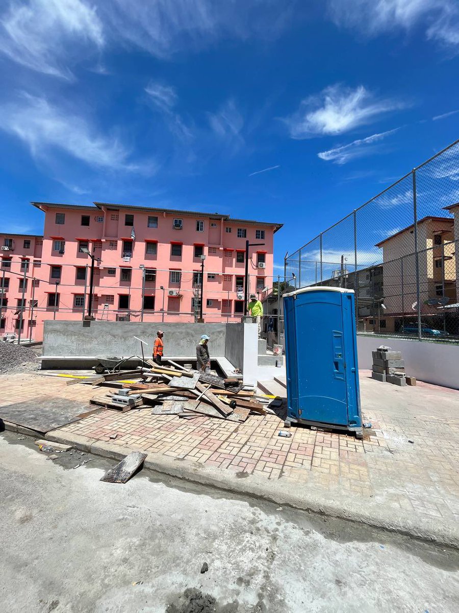 "¡Nuevas mejoras en el barrio San Miguel de Calidonia! Rehabilitación de aceras y construcción de una cancha de fútbol gracias a fondos de descentralización. ¡Apoyamos el talento deportivo y trabajamos por un mejor Calidonia! #MejorasSanMiguel #DeporteEnCalidonia"