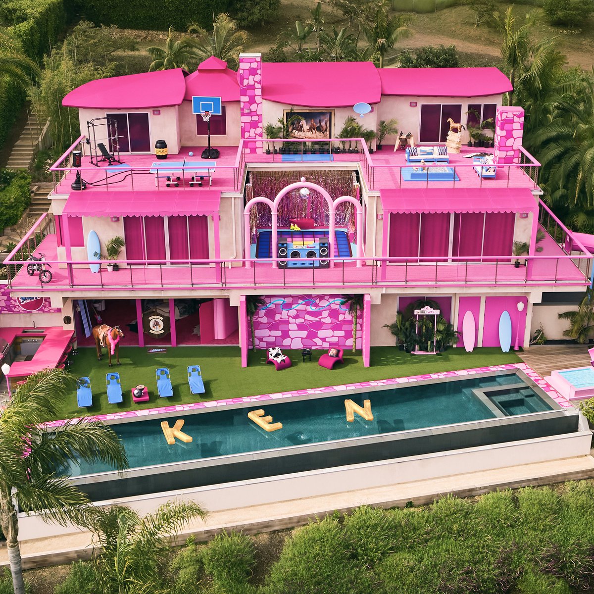 SioMonroe's tweet photo. Barbie Summer is officially here! Let’s go girls! 🩷 https://t.co/xP8Eu8YPFq