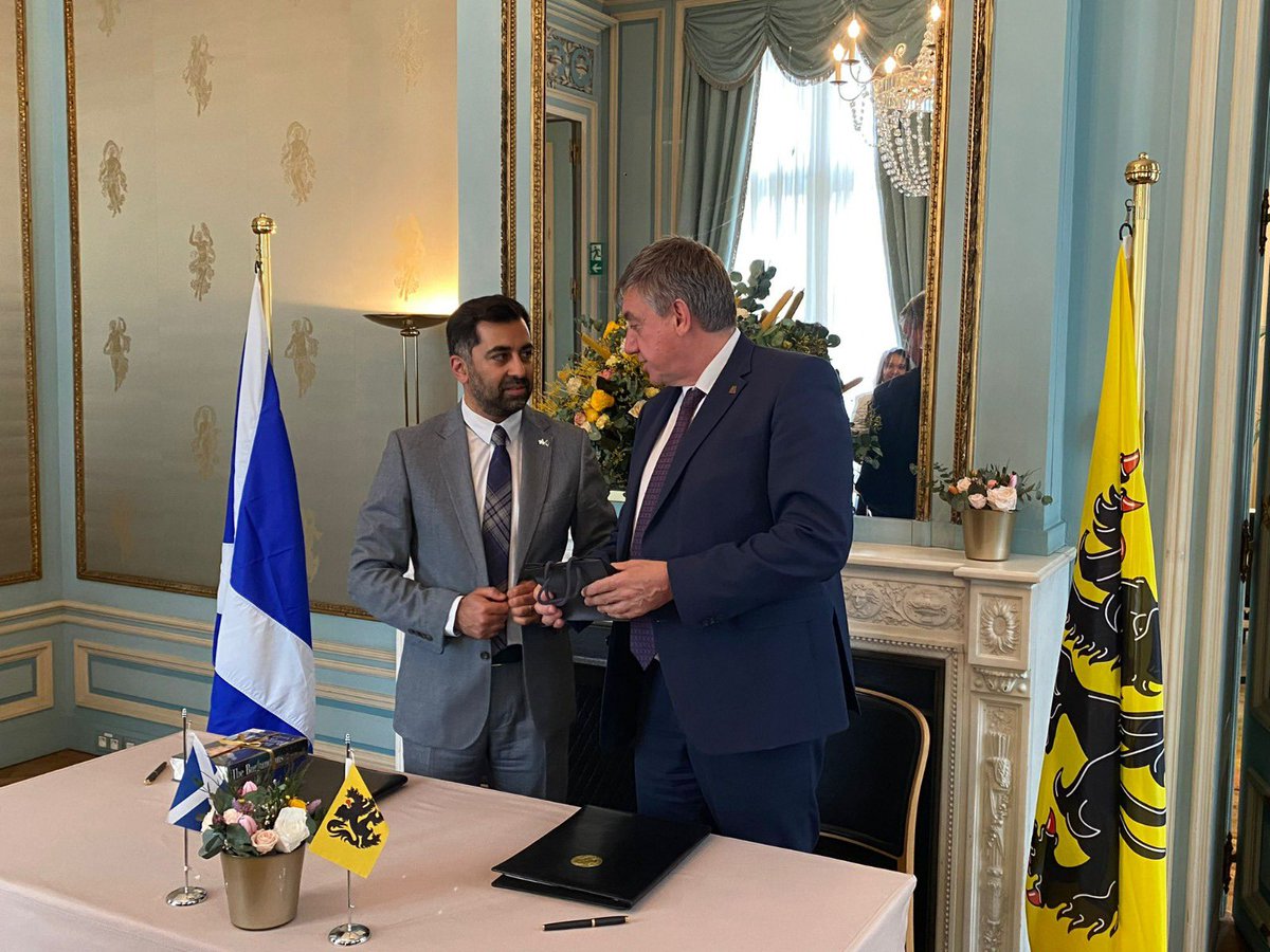 JanJambon's tweet photo. De nieuwe Schotse First Minister @HumzaYousaf bracht zijn allereerste buitenlandse bezoek aan Brussel. We tekenden een Memorandum of Understanding over een aantal thema's waarrond we  samenwerken. Schotland en Vlaanderen gaan hun vriendschapsband na de Brexit nog versterken. https://t.co/kP6Hu2RKl9
