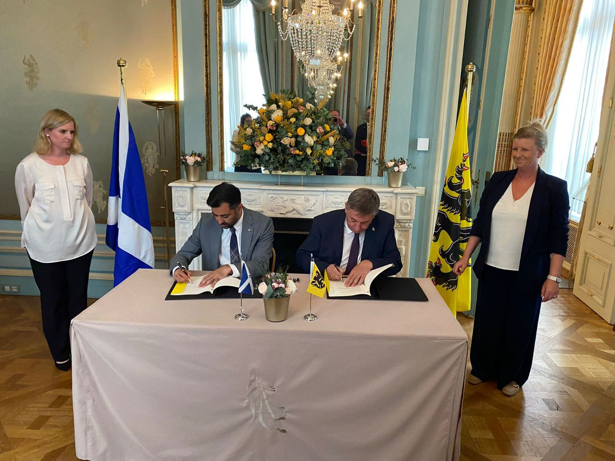 JanJambon's tweet photo. De nieuwe Schotse First Minister @HumzaYousaf bracht zijn allereerste buitenlandse bezoek aan Brussel. We tekenden een Memorandum of Understanding over een aantal thema's waarrond we  samenwerken. Schotland en Vlaanderen gaan hun vriendschapsband na de Brexit nog versterken. https://t.co/kP6Hu2RKl9
