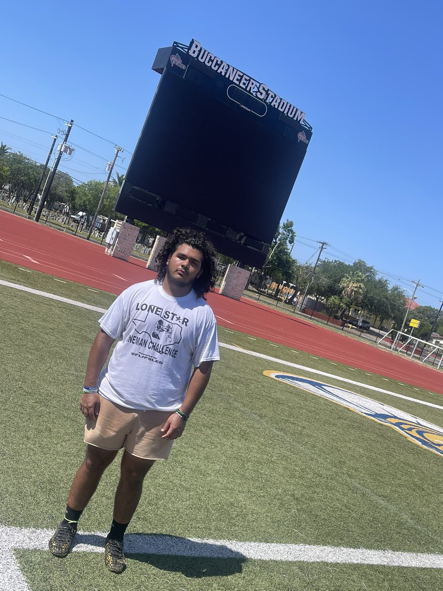 realwimbush's tweet photo. School: Corpus Miller ‘24
Twitter: @DaedaeOtero 
Position: DL with quick first step, and good block recognition technique Otero makes a lot of plays in the backfield. Senior year should be a great one.
Hudl 🎥 highlights ⬇️
https://t.co/UIvYXhaY12
@Coach_McHugh @MillerBucNation https://t.co/e22BznMF1q