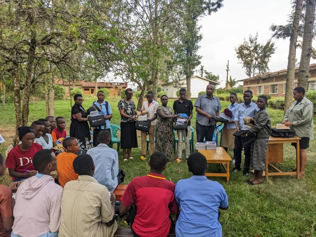 KiramuruziO's tweet photo. @KiramuruziO  ku bufatanye na @PlanRwanda na @CVA_Rwanda  Abana 20 bo mu imiryango itishoboye bahawe ibikoresho by'ishuri harimo ibikapu,amakaye n'amakaramu ndetse n'imyenda y'ishuri bazifashisha  umwaka w'amashuri utaha. @GatsiboDistrict @RwandaEast @Rwanda_Edu @RwandaLocalGov https://t.co/TBoKBLSP2m