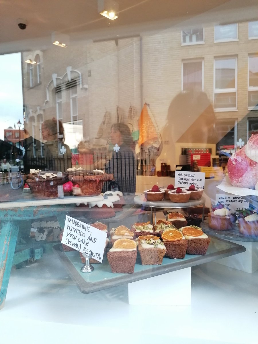 InAphysicalWay's tweet image. C'è qualcosa di più bello per un banale martedì sera di uscire dall'ufficio, passeggiare senza meta con quei 23 gradi che ti rinfrescano il cervello e inciampare casualmente nel tuo posto del cuore per prendere cena e colazione di domani da asporto?
Direi di no, ecco