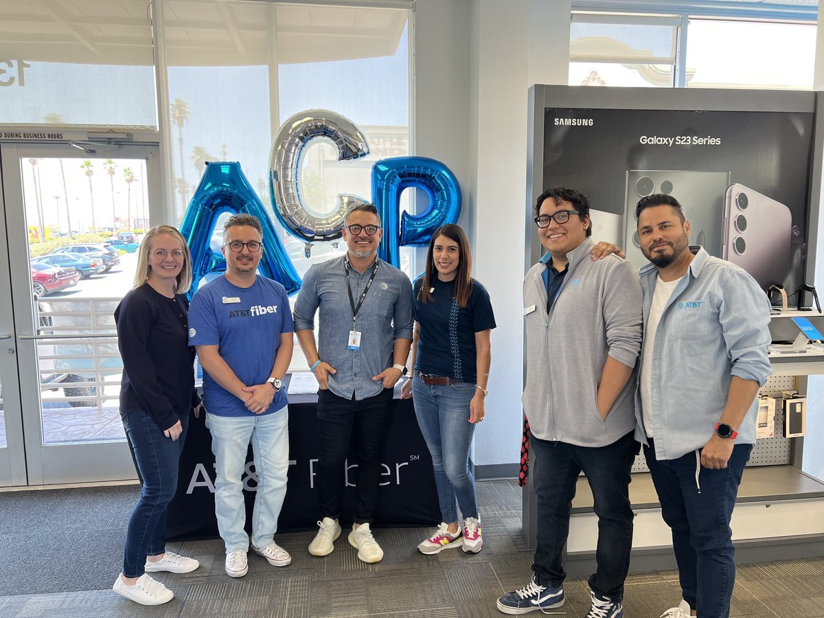 Shout out to Las Palmas! Come visit this awesome team for all your Mobility and Entertainment needs!