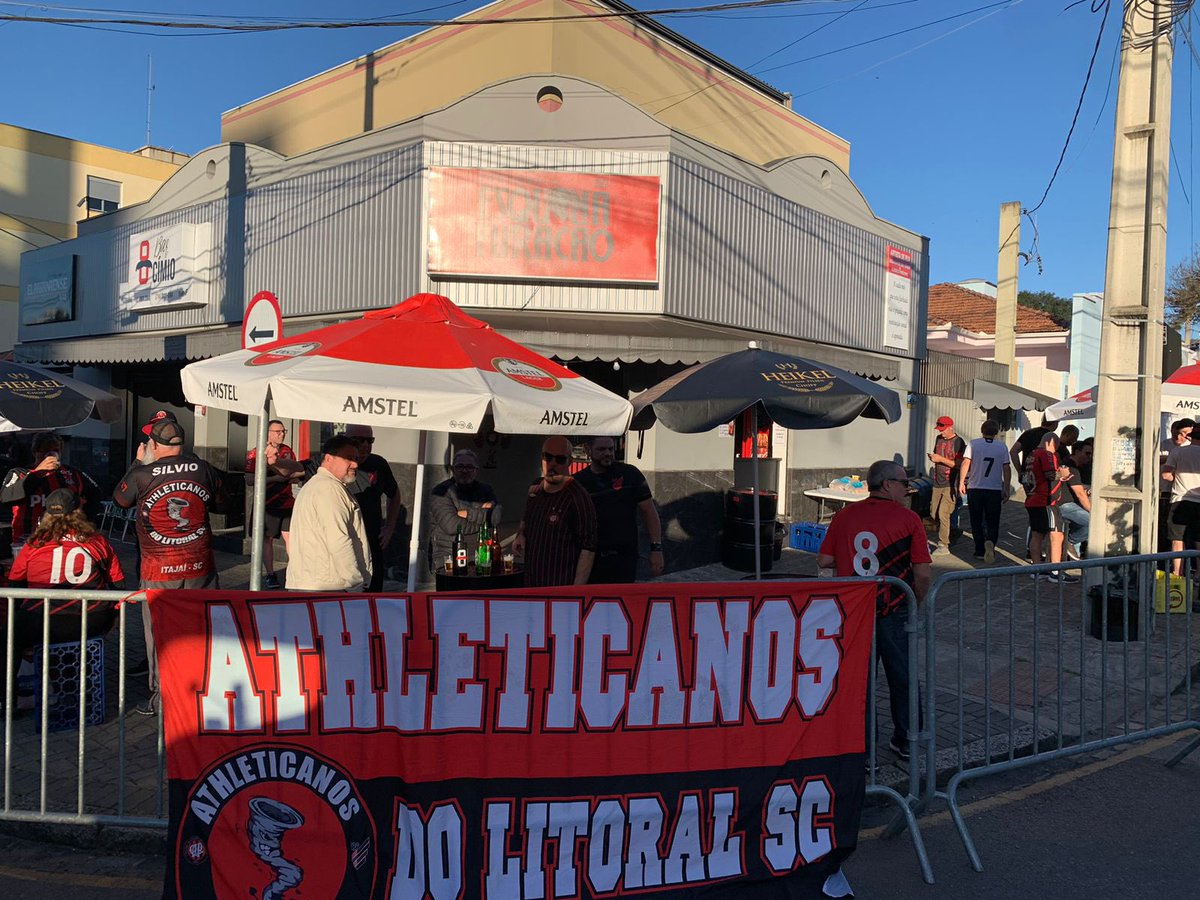 esquina_furacao's tweet photo. ESQUINA FURACÃO INFORMA

Nosso papel como torcedores do Athletico, é torcer e apoiar o clube. Não tomamos partido em qualquer posicionamento seja de uma instituição ou de outro torcedor. 

Todos os rubro-negr@s são bem vindos.

RT pra gente aí @jujukzr_ e @AthleticoM1l 

Segue https://t.co/axHj0y7sZt