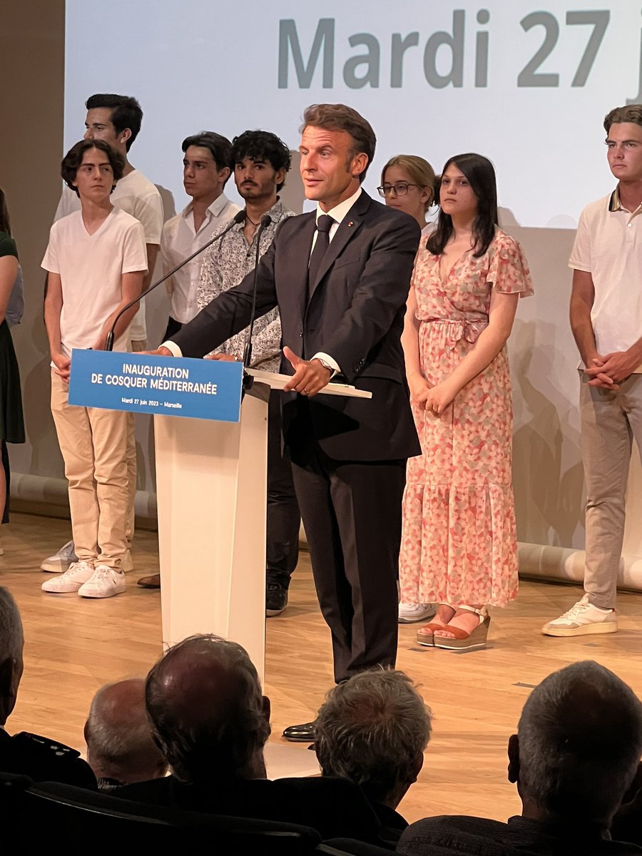 MichelRouxSalon's tweet photo. Séquence #culture à la #GrotteCosquer ce soir pour la visite à Marseille d’@EmmanuelMacron qui a déclaré notamment :  « Ici on a le droit d’être ambitieux » et cela tombe bien, dans le #Sud nous le sommes.

Merci @RenaudMuselier pour l’invitation ! https://t.co/aRGCJV331a