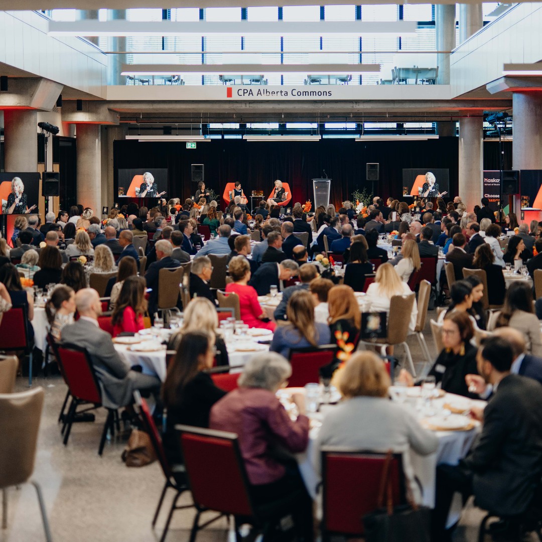 It was an honour to officially recognize Dawn Farrell with the Inspiring Business Leader Award on Thursday by hosting a gala dinner in Mathison Hall. 

Learn more about Dawn's leadership and journey: youtu.be/vfmT35RhH8I 

#MyHaskayne #InspiringBusinessLeaderAward #leadership
