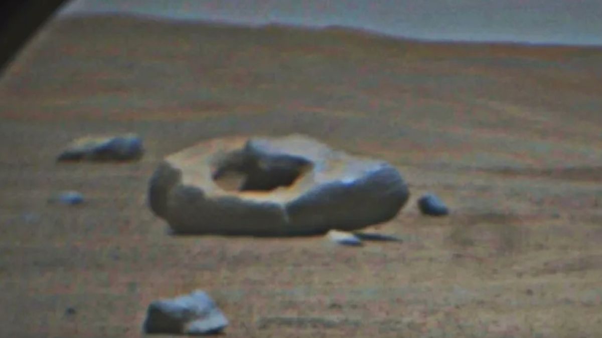 Mars donut! Perseverance rover spots holey Red Planet rock (photo) trib.al/eUtGFPt