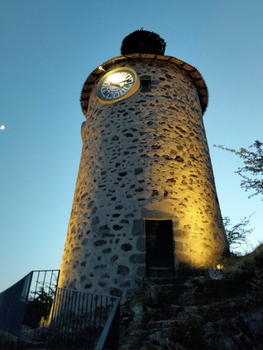Balade nocturne à  la Tour de l'horloge d'Aubusson. Bonne soirée à toutes et tous 💫✨💫 #Creuse #ligue_des_optimistes #patrimoine #MagnifiqueFrance #FranceMagique #baladesympa