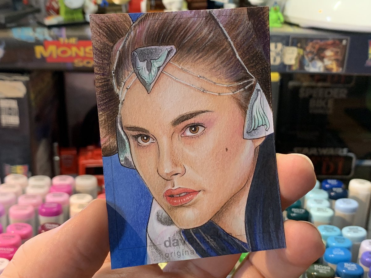 ✏️ A recently completed 2.5” x 3.5” hand-drawn #sketchcard commission featuring #NataliePortman as Padmé in Episode II, wearing one of her *many* fabulous outfits. #StarWars