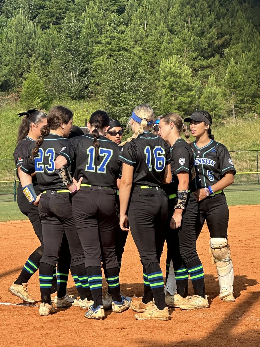 KyMoore2027's tweet photo. Scenic City was a blast! So proud of us this weekend. Everybody put the bat on the ball and did their jobs!💙💚 TY to all the colleges that came out and were able to watch us play! #dontbegoodbegreat @ncintensityjjw @NCAASoftball @MSPtakeover @LegacyLegendsS1 @D1Softball https://t.co/SlR8YL9xBe