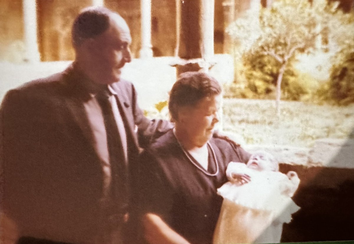 montsecastella's tweet image. Avui fa 47 anys que em van batejar.
#iaios #padrineta