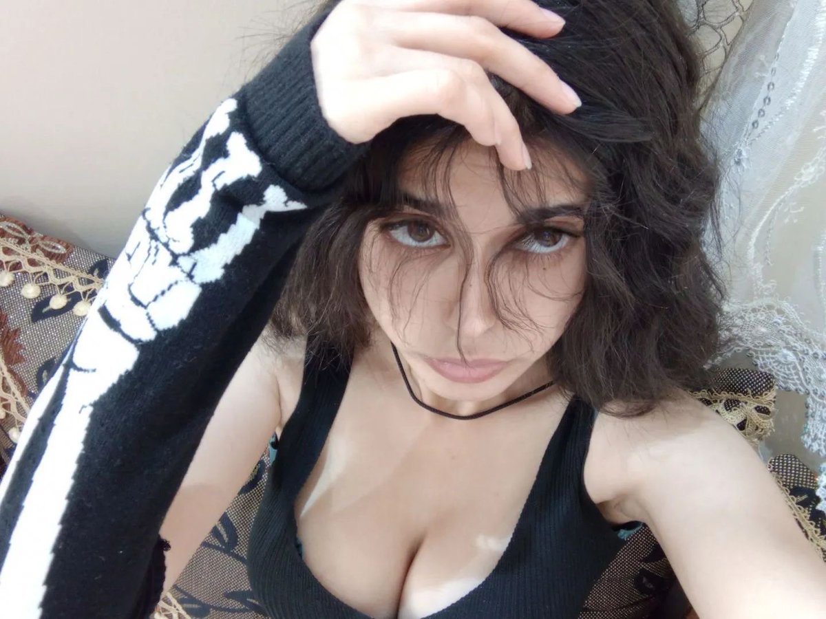 devil_1453's tweet photo. @MiaKhalifa_Only I wish there was a way to find a gamer boyfreind on here 😩 https://t.co/YLPpFP0nWh