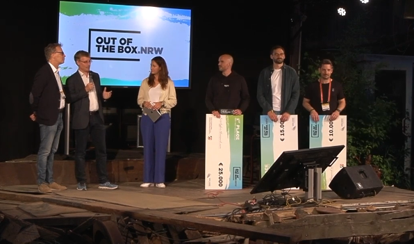 DigitalHubMs's tweet photo. Breaking news: #SYTE from Münster wins NRW's prestigious startup award #OOTB tonight at @PIRATESummit in Cologne, awarding 25,000 EUR. Congratulations to our accelerator alumni! @DWNRW #PropertyTinder. 💰🎉 https://t.co/5Aq2HQ8Lgs