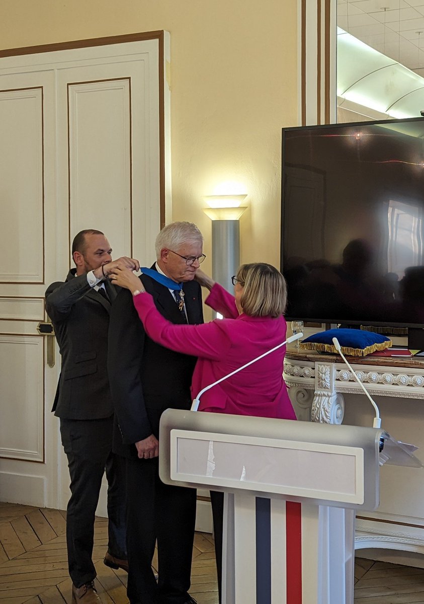 Félicitations à Hervé Biausser décoré ce soir des insignes de Commandeur dans l’ordre national du mérite. L'occasion de revoir toute l’équipe avec laquelle nous avons travaillé à la fusion des écoles et créé le “nouveau cursus” appelé aujourd'hui cursus ingénieur <a href="/centralesupelec/">CentraleSupélec</a>