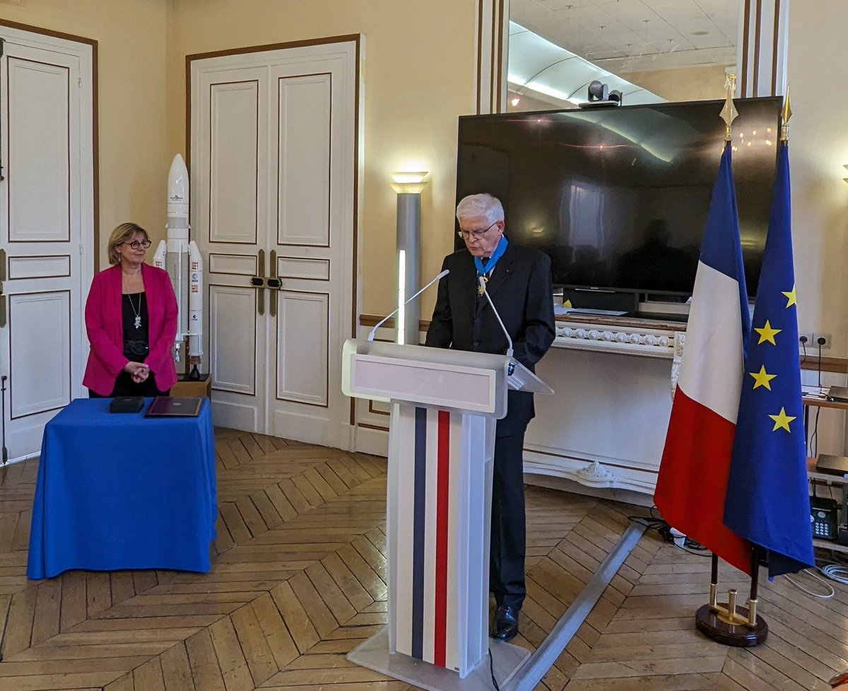 Cagnol_fr's tweet photo. Félicitations à Hervé Biausser décoré ce soir des insignes de Commandeur dans l’ordre national du mérite. L'occasion de revoir toute l’équipe avec laquelle nous avons travaillé à la fusion des écoles et créé le “nouveau cursus” appelé aujourd'hui cursus ingénieur @centralesupelec https://t.co/z9Fu8qXqd3