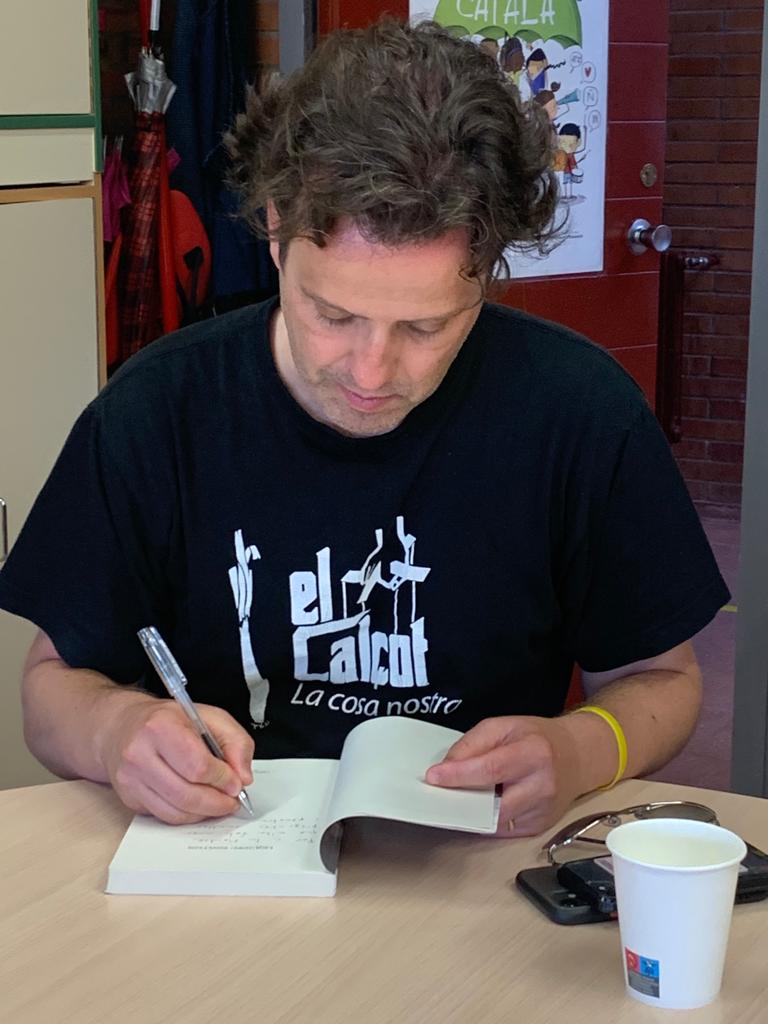 Ahir vaig anar al club de lectura de l'IES Torre Vicens de #Lleida. M'hi va convidar la Sandra Escolà i no podia dir-li que no: l'últim llibre que han llegit enguany és 'Liquideu Einstein'. Una tarda inoblidable. I amb la cirereta d'una cistella. Moltes gràcies!
#liquideueinstein