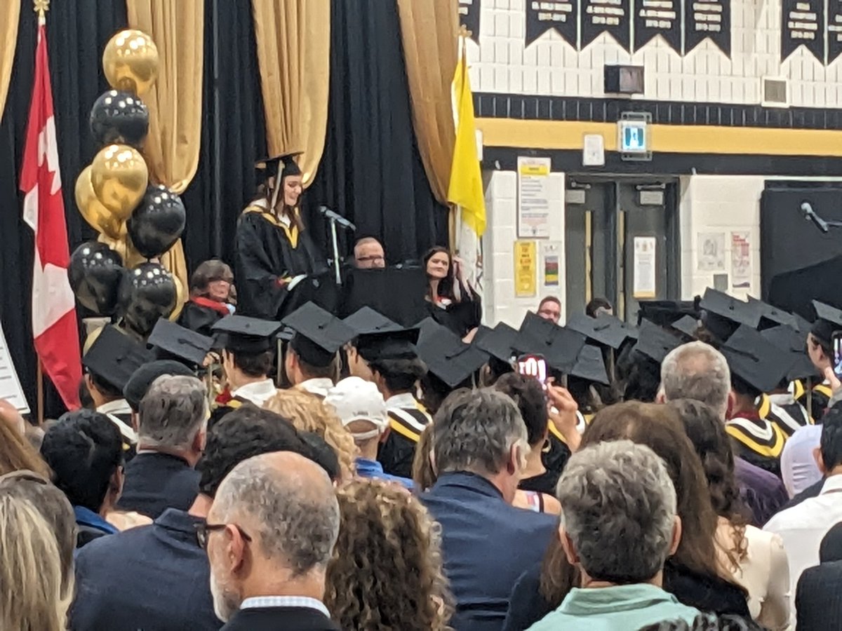 HolyTrinityOak's tweet photo. A beautiful send off for our #Classof2023 #HTFamily https://t.co/hJdH0OhSlg