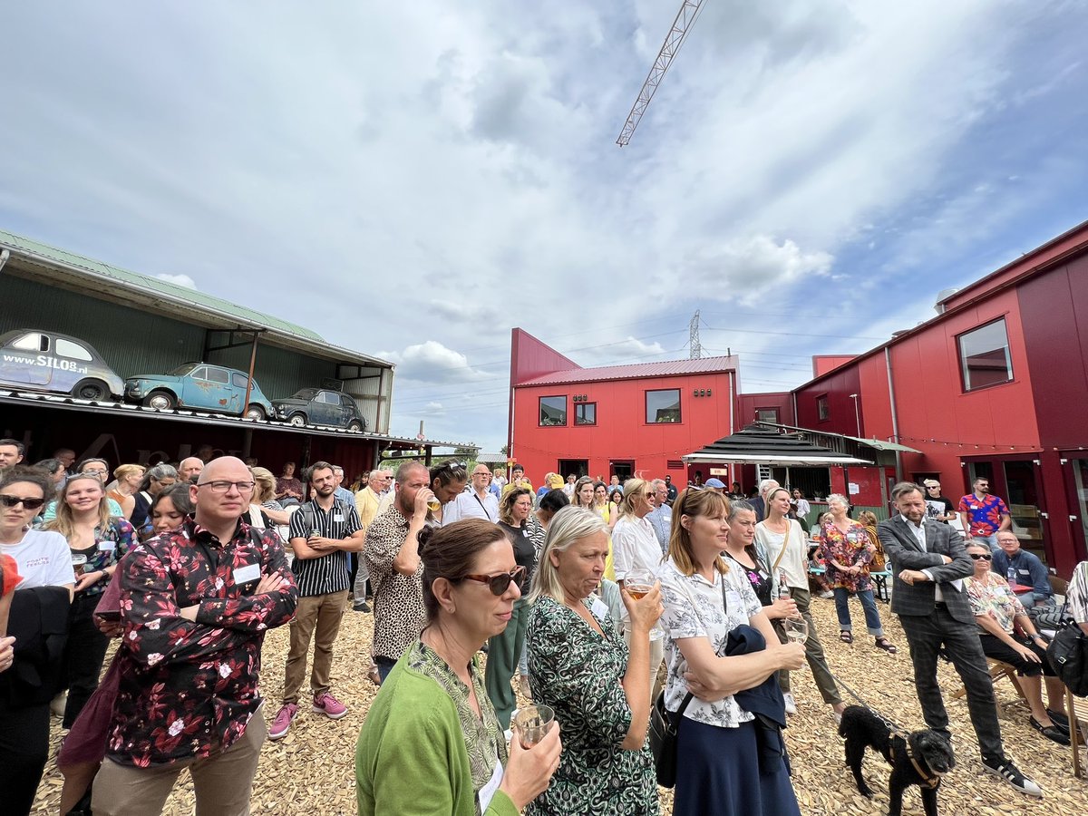 CollageAlmere's tweet image. Wat een mooie opkomst tijdens de #Almeredoca zomerborrel waar culturele partijen, onderwijs en politiek elkaar ontmoeten. #cultuur #Almeredoca #politiek #onderwijs