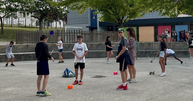 Toute l’année les CM1 et CM2 de l’école voltaire de St Maure de Touraine ont pratiqué 30’ d’#APQ avant de rentrer en classe. Résultat: des professeurs et des élèves apaisés! 🧘🏻‍♀️🤸‍♂️