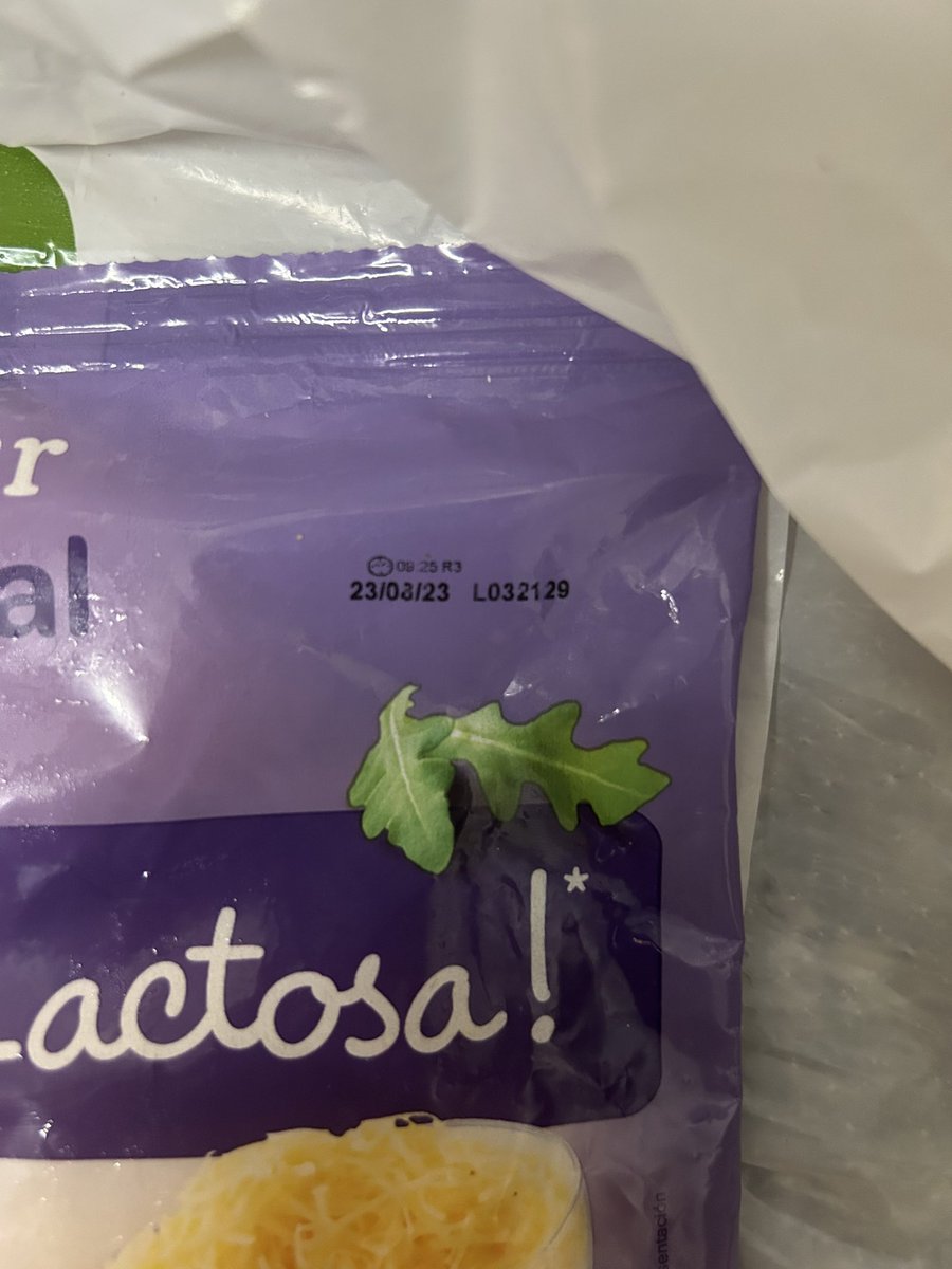 MargaMN95_'s tweet photo. @CarrefourES está medio raro este emmental. https://t.co/2DRazT5Qes