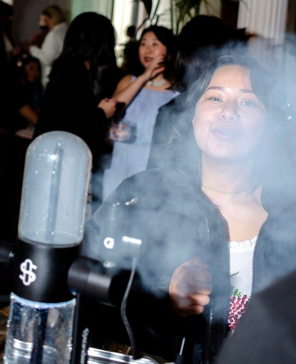 Elevate your party with the power of gravity. ✨⁠
⁠
Turn your world upside down with the Stündenglass gravity infuser. ⏳️⁠
⁠
📸: (on IG) <a href="/mogumagu/">すー</a>.la ft: <a href="/largwa/">Laura Hoang</a> cc: @fruitandflower @wenyerhungry ⁠

bit.ly/43uQ5HO
⁠
#gravity #party #eventplanning #eventplanner