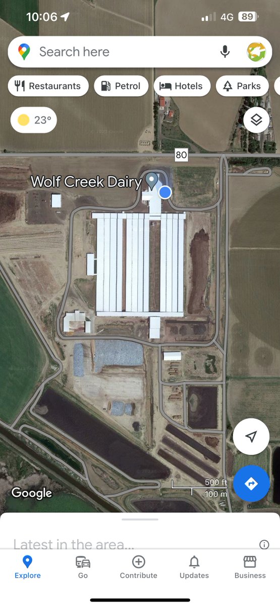 CowPlan's tweet photo. #thistimelastweek I was at Wolf Creek Dairy, USA, with @CreditonMilling who arranged a fantastic trip. The #dairy is milking 5000 cows with an 80 point rotary. Each building is insulated, and free stalls are all sand beds currently. Lots of #fans for cow cooling. #topoperators https://t.co/LRGyualISS
