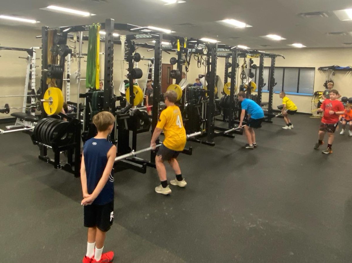 ProsperStrength's tweet image. Foundations of Strength and Conditioning. Building a great foundation of movement, change of direction, competition, and weightroom technique.  These 3rd - 6th graders are setting themselves up for future success.
#FoundationsOfStrength #BelieveInTheProcess #ServiceToOthers