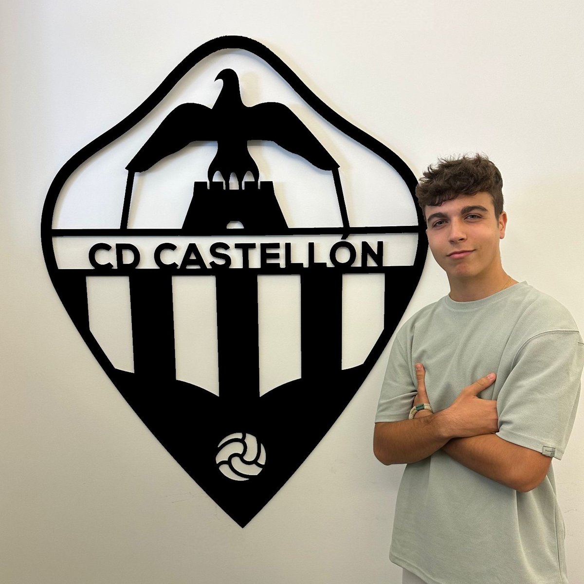 📢 𝐒𝐄 𝐐𝐔𝐄𝐃𝐀 📢

Pese a su juventud, demostró una gran madurez en el 𝐉𝐮𝐯𝐞𝐧𝐢𝐥 𝐀 del @cdcastellon la temporada pasada en 𝑫𝒊𝒗𝒊𝒔𝒊𝒐́𝒏 𝒅𝒆 𝑯𝒐𝒏𝒐𝒓. Ahora, 𝗖𝗮𝗿𝗹𝗼𝘀 𝗡𝗮𝘃𝗮𝗿𝗿𝗼 capitaneará el centro del campo ©️ 

#PPO100👂🏻