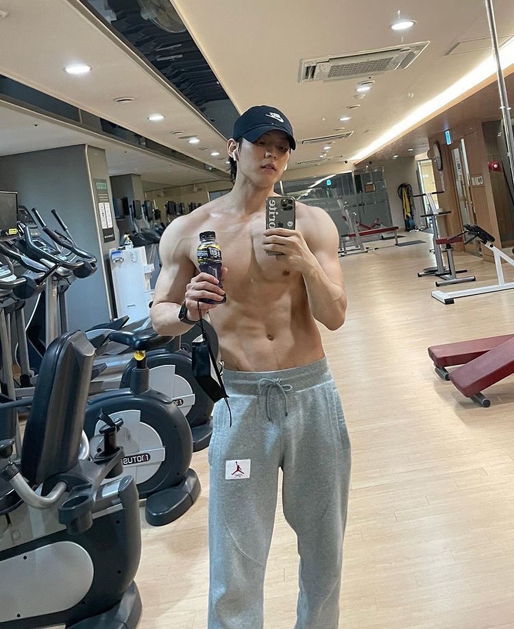 throwabra's tweet image. After work stress reliever, so when will you go for a gym sesh with me hm?