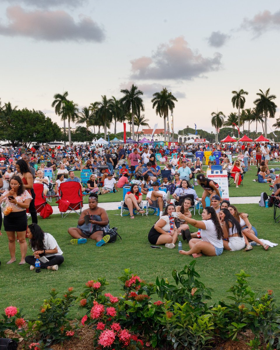 PalmBeachesFL's tweet photo. Join South Florida’s largest, free outdoor Independence Day celebration on West Palm Beach's waterfront- 4th on Flagler! ❤️💙 Experience live entertainment, mouthwatering food and a breathtaking 18-minute fireworks display 🎆 
#ThePalmBeaches #4thOnFlagler 

📸 @westpalmbch https://t.co/F9IpVaYoad