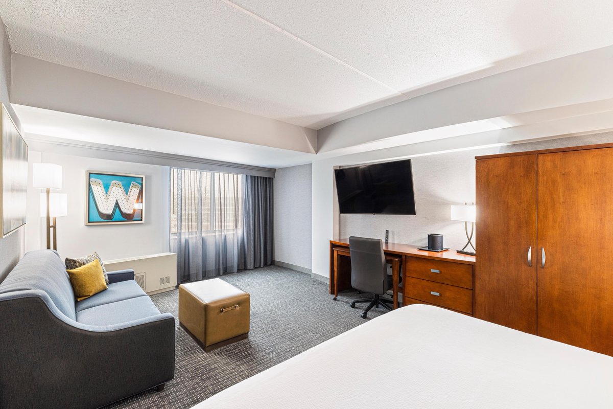Whether you're hard at work or doing nothing at all, your room is the place to be. #CourtyardHotels 

📍 Courtyard Memphis Airport