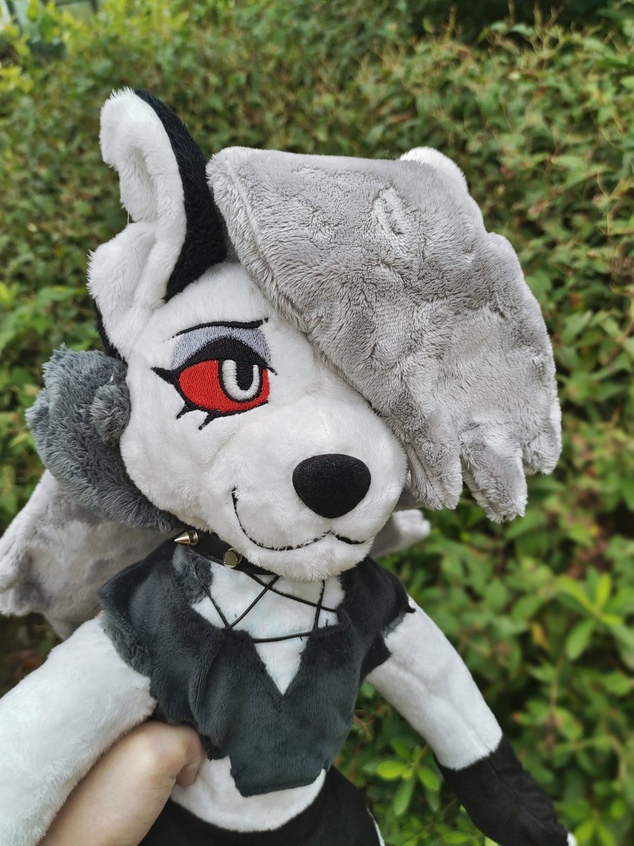 #HelluvaBoss #lonna #HelluvaBosslonna #plushie #plush
I have made a plush of lonna's recently.
