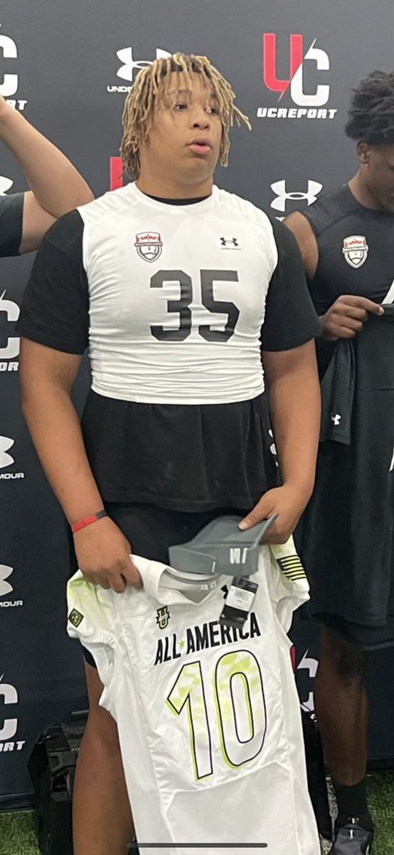 TrenchesLive's tweet photo. Knowing life is different looking a** ⁦@RayquanBell⁩ ⭐️⭐️⭐️⭐️⭐️ congrats on the commitment ⁦@UHCougarFB⁩ #DontBDumb #WeRunTheTrenches #PROCEED #StillLoading🔋 https://t.co/TgvRsnKh53