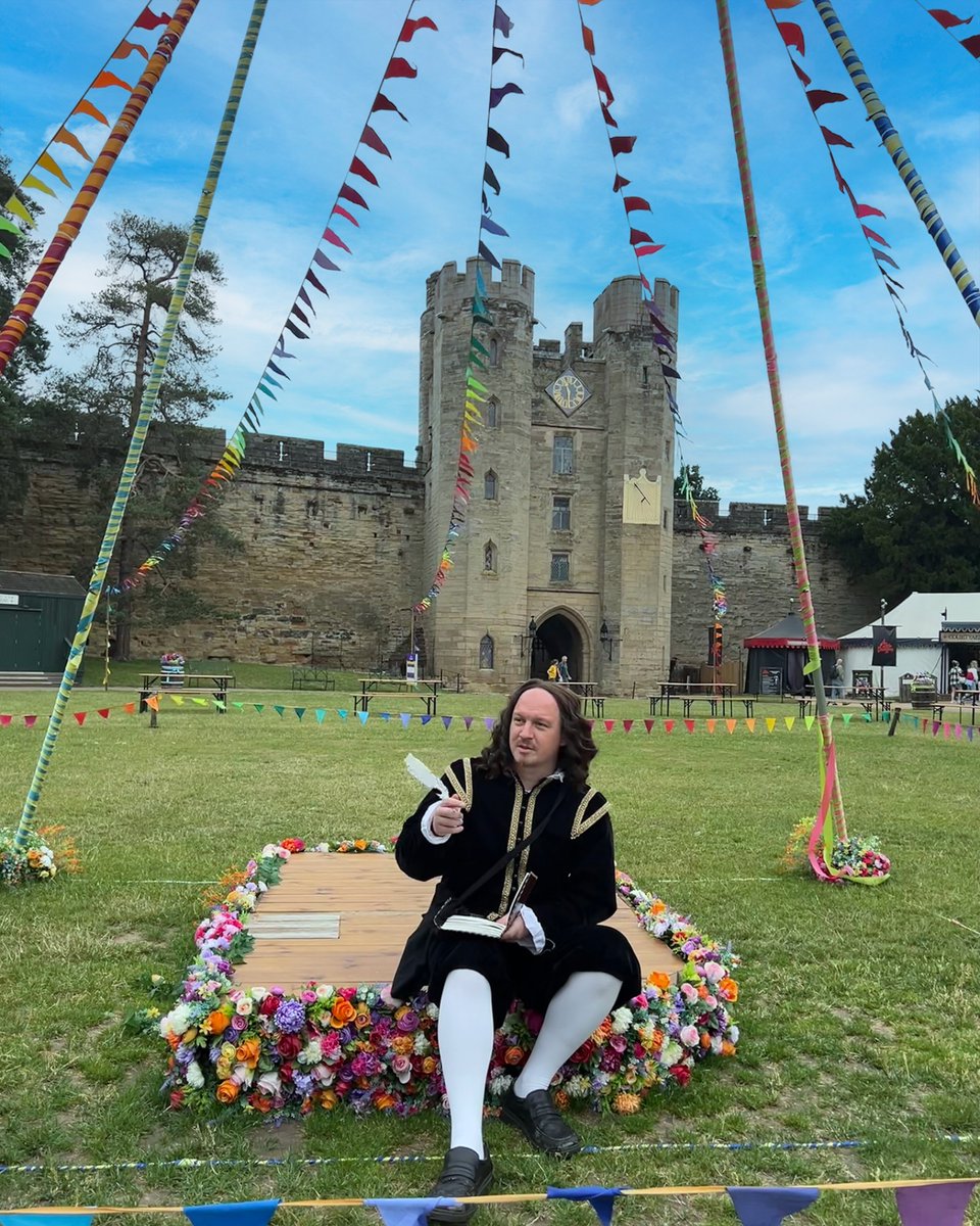 Just a man and his quill ✒️💭

Meet William Shakespeare, Sir Walter Raleigh, and her majesty Queen Elizabeth I at the Midsummer Carnival 💐

Retweet if you're a Shakespeare fan!