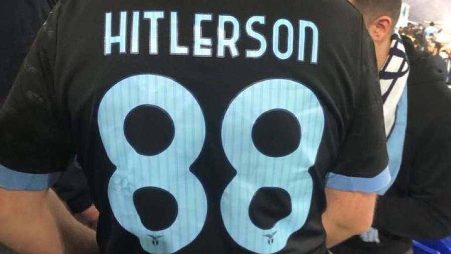 'İtalyan futbolu antisemitizmle mücadelede yeni bir adım atarak oyuncuların 88 numaralı formayı giymesini yasakladı. 

88 numara, Neo-Nazi gruplar tarafından 'Heil Hitler' demenin bir yolu olarak yaygın bir şekilde kullanılan bir semboldür, çünkü 'h' alfabedeki sekizinci harftir.…