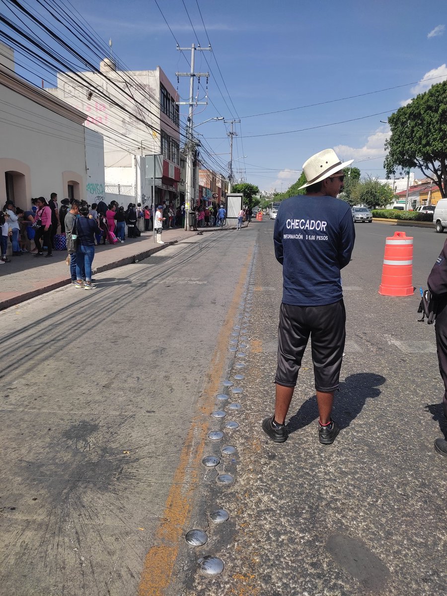 IsaiasVargasQro's tweet photo. ¡Se acabó el "Joven, ¿sabe si ya pasó la ruta tal?"!

Aquí con la novedad de que los "checadores" del transporte público @QrobusO ahora cobran por cualquier información que les solicites, ¿bajo qué reglamento/ley/orden hacen esto?

¿@AMEQueretaro va poner orden o los va a dejar? https://t.co/AKq9zoLVqk