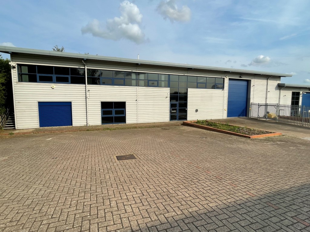 AR_Commercial's tweet photo. Fantastic news to have completed on the letting of a 12,000 sq.ft warehouse at Northbridge Road, Berkhamsted on behalf of @pallmallestates to @Euroboozer, thanks to the legal teams Tim Clarke at @clarkemairs and David Wise at @AT_Law #warehouse #berkhamsted #commercialrealestate https://t.co/YoYnzmkzTd