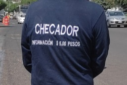 IsaiasVargasQro's tweet photo. ¡Se acabó el "Joven, ¿sabe si ya pasó la ruta tal?"!

Aquí con la novedad de que los "checadores" del transporte público @QrobusO ahora cobran por cualquier información que les solicites, ¿bajo qué reglamento/ley/orden hacen esto?

¿@AMEQueretaro va poner orden o los va a dejar? https://t.co/AKq9zoLVqk
