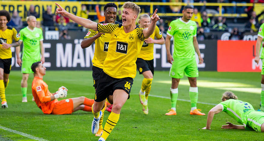 pl_borussia's tweet photo. Borussia Dortmund i Tom Rothe doszli do porozumienia w kwestii nowej umowy, która obowiązywać będzie do 30 czerwca 2026 roku. W nadchodzącym sezonie Rothe będzie jednak występował w drugoligowym Holstein Kiel, gdzie trafił na zasadzie wypożyczenia. https://t.co/zdPhXREqmK