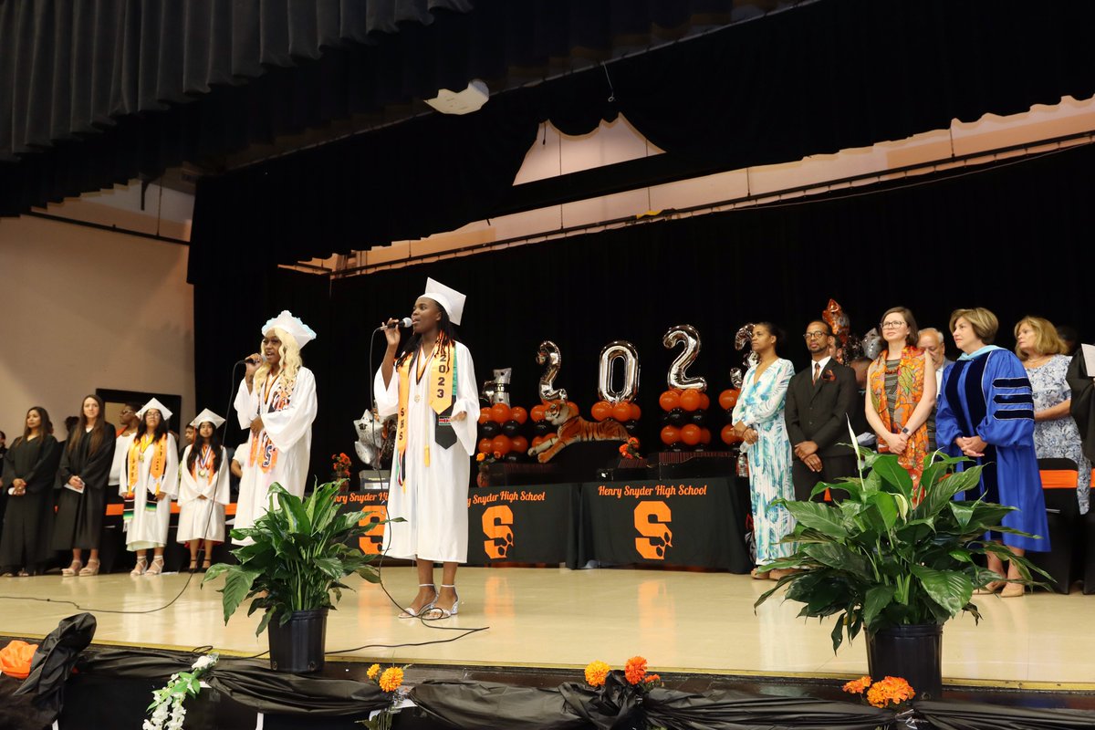 jcps_district's tweet photo. In our series of JCPS high school graduations posts, here comes Snyder!📷
Congratulations to the Snyder HS Class of 2023! Here's some photos from Friday's graduation.
#jcpsgraduation #jcps2023 #SnyderHS https://t.co/CqSHw51W3H