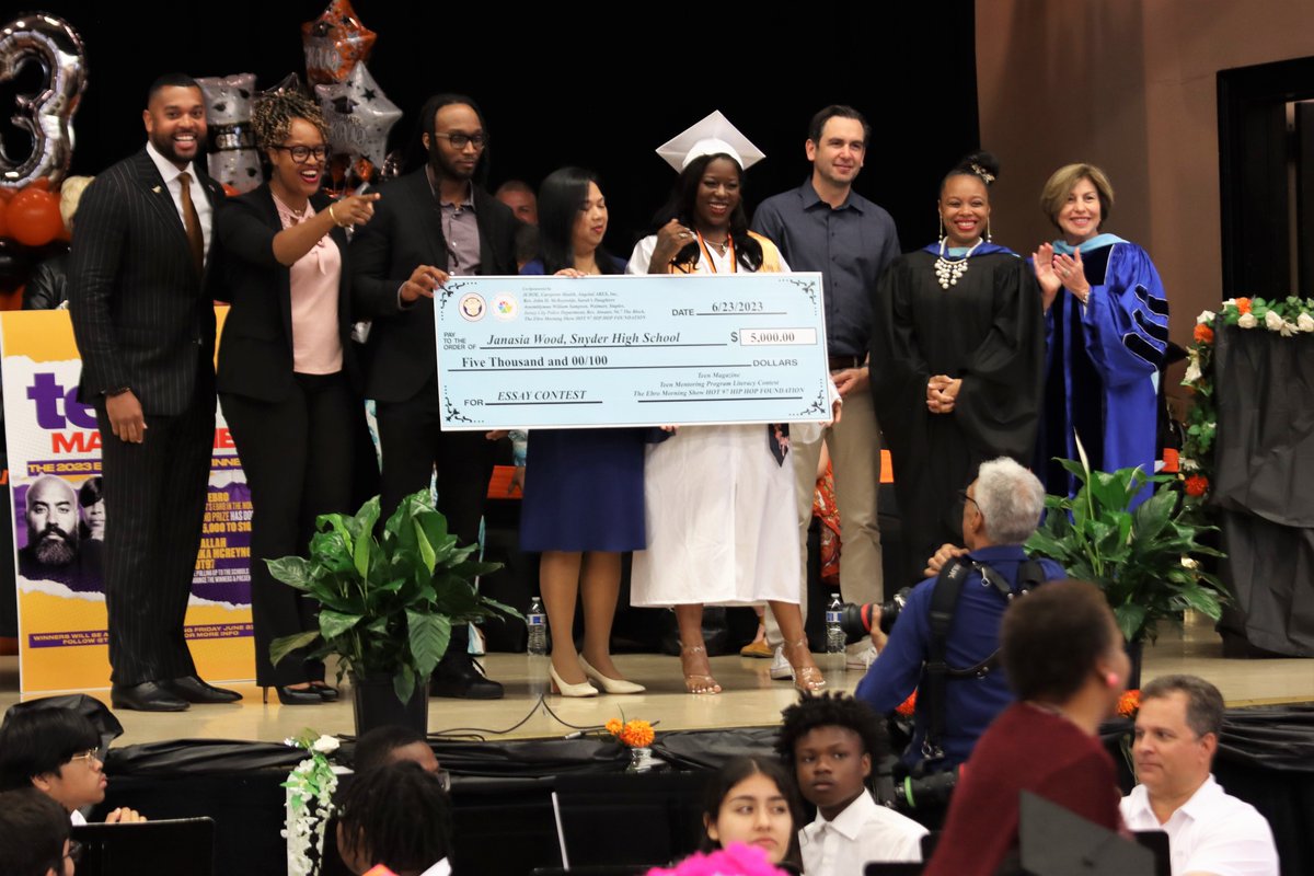 jcps_district's tweet photo. In our series of JCPS high school graduations posts, here comes Snyder!📷
Congratulations to the Snyder HS Class of 2023! Here's some photos from Friday's graduation.
#jcpsgraduation #jcps2023 #SnyderHS https://t.co/CqSHw51W3H