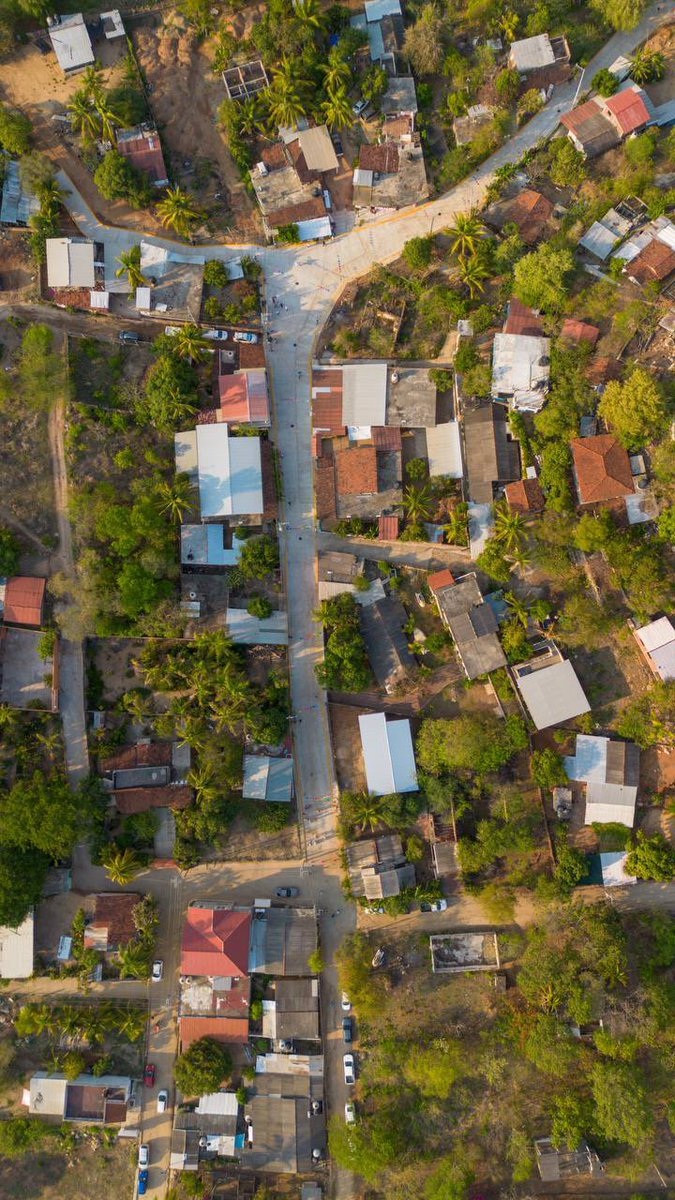 jorgexsa's tweet photo. El impacto positivo de las obras que hacemos como gobierno, lo vamos a dejar plasmado en todo el municipio. Así luce desde el cielo la nueva calle principal de Los Almendros gracias
al programa #ManoConMano. https://t.co/iQJQ9moPdx