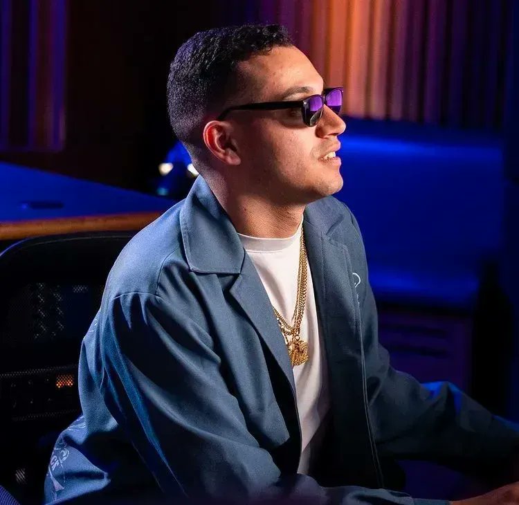 atlasmusic_fr's tweet photo. [1/8] La nouvelle collab @atlasmusic_fr est avec l’artiste Shaz ! Beatmaker multi-platines, il est connu pour ses prods sur lesquelles des grands noms du rap français (Hamza, Ninho, Damso…) et des artistes outre-Atlantique (les Migos, Young Thug, Key Glock…) ont posé. ❤️‍🔥 https://t.co/JLP6QZzcAx