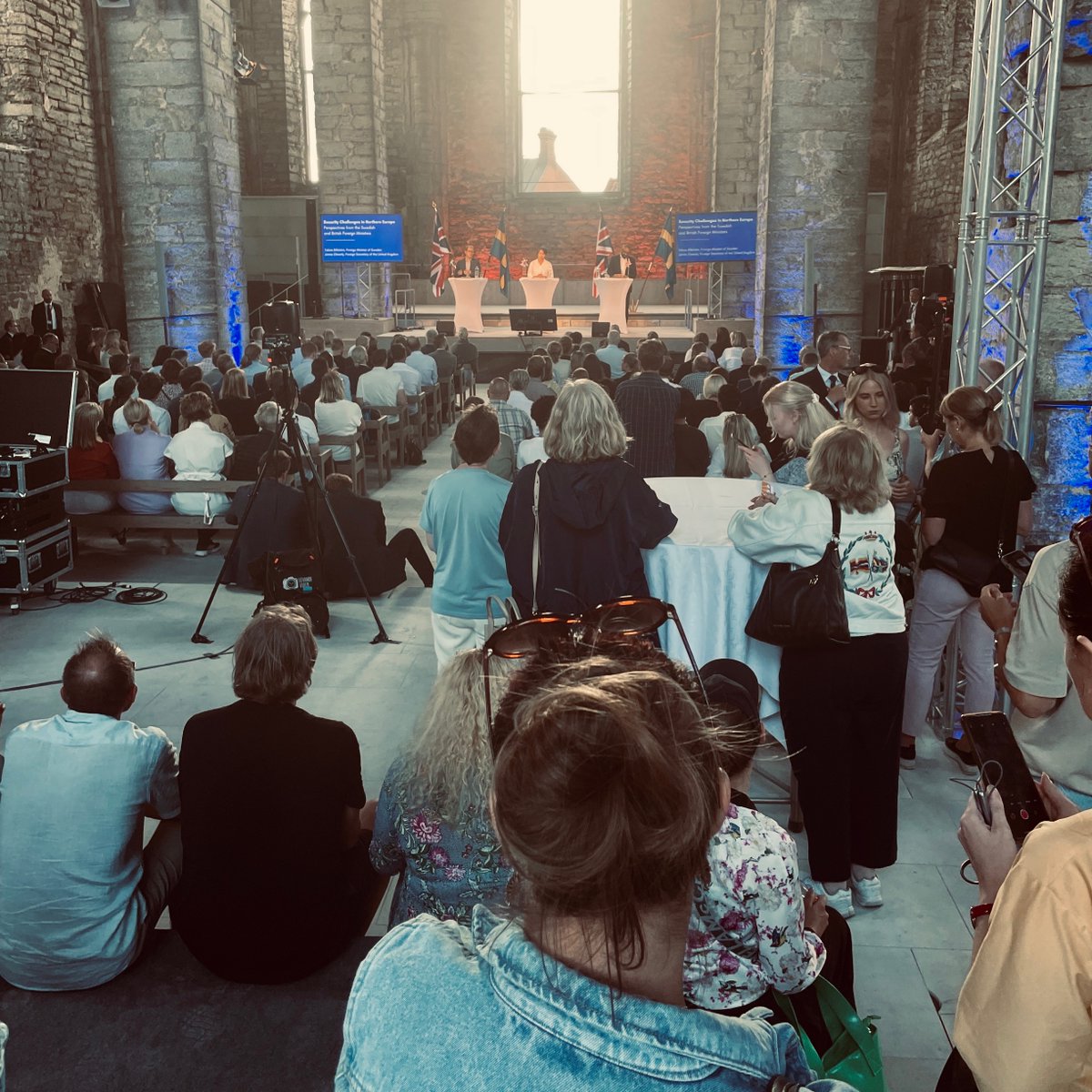 Fullsatt när utrikesministrarna 🇬🇧 James  Cleverly  och  🇸🇪 Tobias  Billström samtalar om säkerhetsläget  i  norra Europa  till en Almedalspublik under sitt möte på  Gotland.  

#almedalen2023