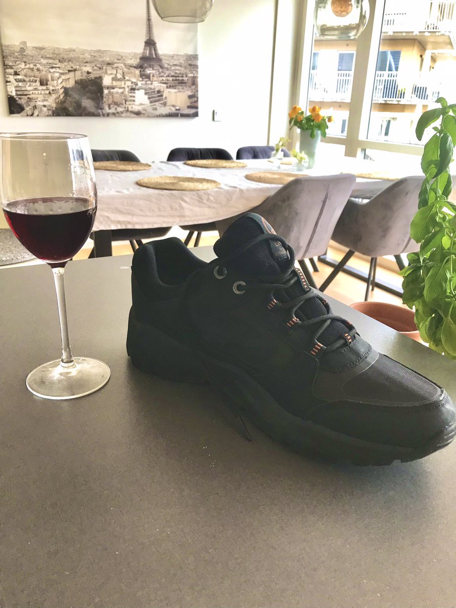 VMA: jag har köpt fotriktiga och vandringsvänliga skor! Medelåldern är här, det måste firas! 🍷