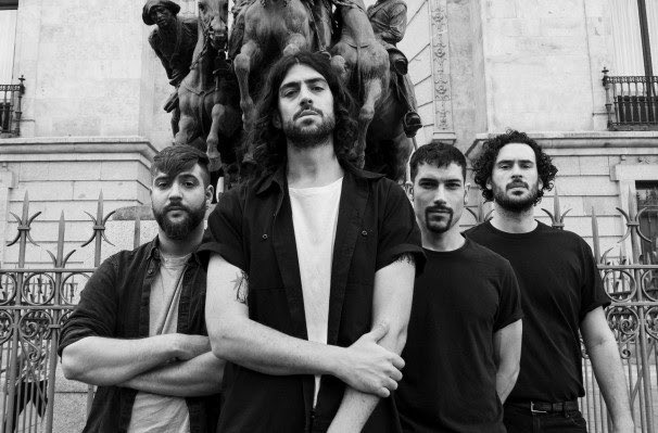 Turbo3r3's tweet photo. Arrancamos montando el pogo con @levitants_ y sus ‘Paladines de occidente’ 🔥 Y también en esta sesión: @TABIZARRO, @Kate_Clover_, @AliceMerton, @veintiuno_music, @MikelErentxun, @theniftys, @thepalewhite y más. En @radio3_rne https://t.co/vrJVYjJ2Px