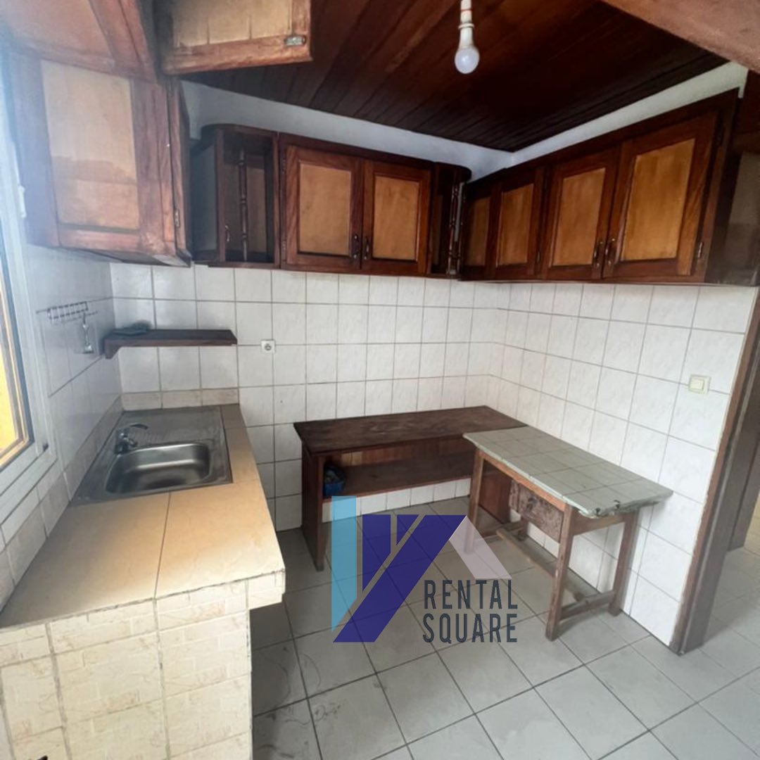 🔹🔹🔹APPART 03 CHAMBRES
 A LOUER 

📍 à BONANJO

➡️ Parking 
➡️ Groupe électrogène 
➡️ Piscine
➡️ Gardiens 24h\24

💰Prix : 500.000FCFA /mois

📞676740783 ( appels et whatsapp)

 #realestate #rentalsquare  #immobilierdeluxe #villaalouerabonanjo #appartementalouerabonanjo