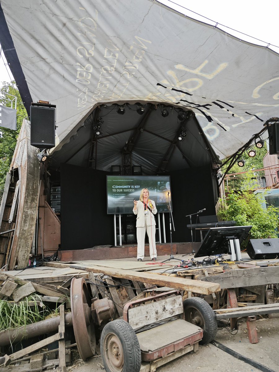 heyroyr's tweet photo. gm from @PIRATESummit
here's to my favorite moments so far
#1 - #BeerQueen @Chantalle_eth is π₯ on stage #2 @sandergansen
is bananaing π @manuelkoelman after his emo speech #3 me and @anereseth being real PIRATE π https://t.co/omTv0Myebm